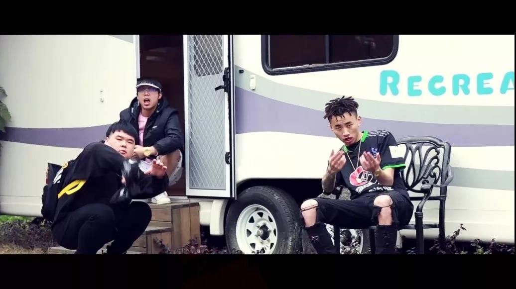 Higher Brothers 吴亦凡送项链 王嘉尔帮忙宣传 还有比他们更牌面的吗 | 第6张 | 嘻哈中国 Higher Brothers 吴亦凡送项链 王嘉尔帮忙宣传 还有比他们更牌面的吗 | 第6张