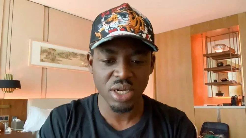 这位将“好嗨哦”带火的黑人小哥，已经拿到新说唱的链子啦！