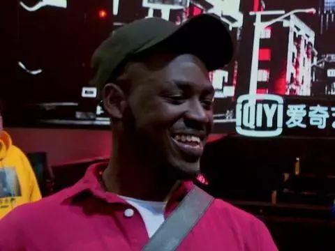 这位将“好嗨哦”带火的黑人小哥，已经拿到新说唱的链子啦！