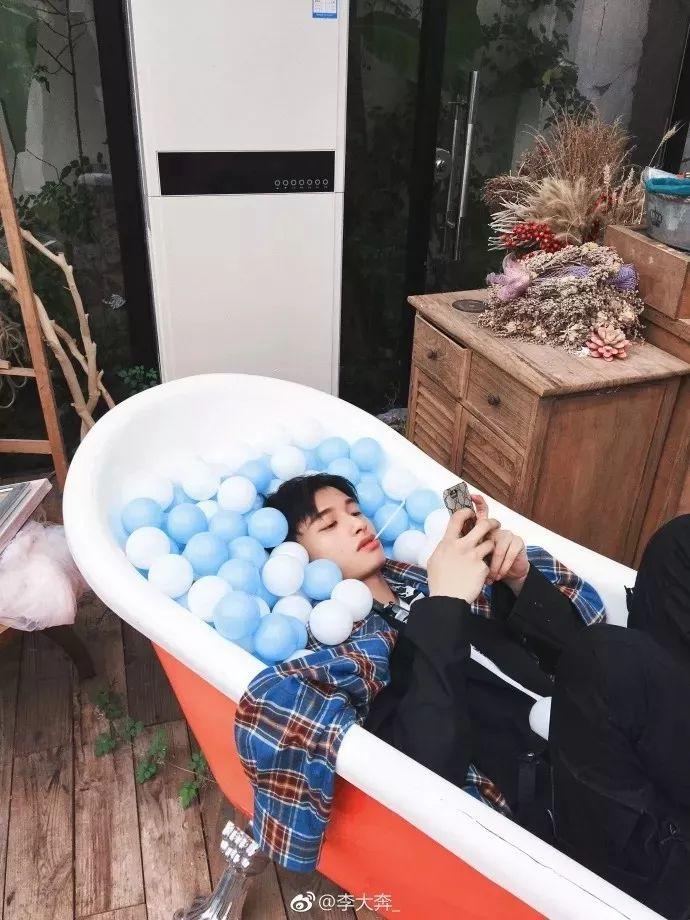 从小学画画、初中玩说唱、大学做潮牌,斜杠青年李大奔到底还有多少秘密? | 第4张 | 嘻哈中国 从小学画画、初中玩说唱、大学做潮牌,斜杠青年李大奔到底还有多少秘密? | 第4张