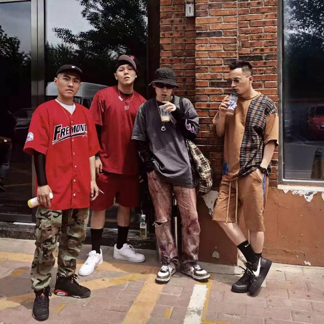 大傻穿上丝绸 AF 1,“冷门代表”吴亦凡上脚 AJ 4 白银 | 第20张 | 嘻哈中国 大傻穿上丝绸 AF 1,“冷门代表”吴亦凡上脚 AJ 4 白银 | 第20张