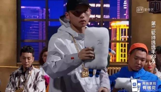 原来粉丝投票热狗组少了8个投票器，为什么新说唱总是出幺蛾子？