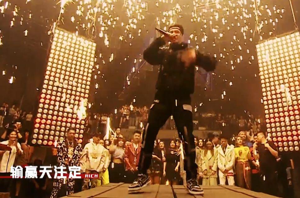 大傻穿上丝绸 AF 1,“冷门代表”吴亦凡上脚 AJ 4 白银 | 第12张 | 嘻哈中国 大傻穿上丝绸 AF 1,“冷门代表”吴亦凡上脚 AJ 4 白银 | 第12张