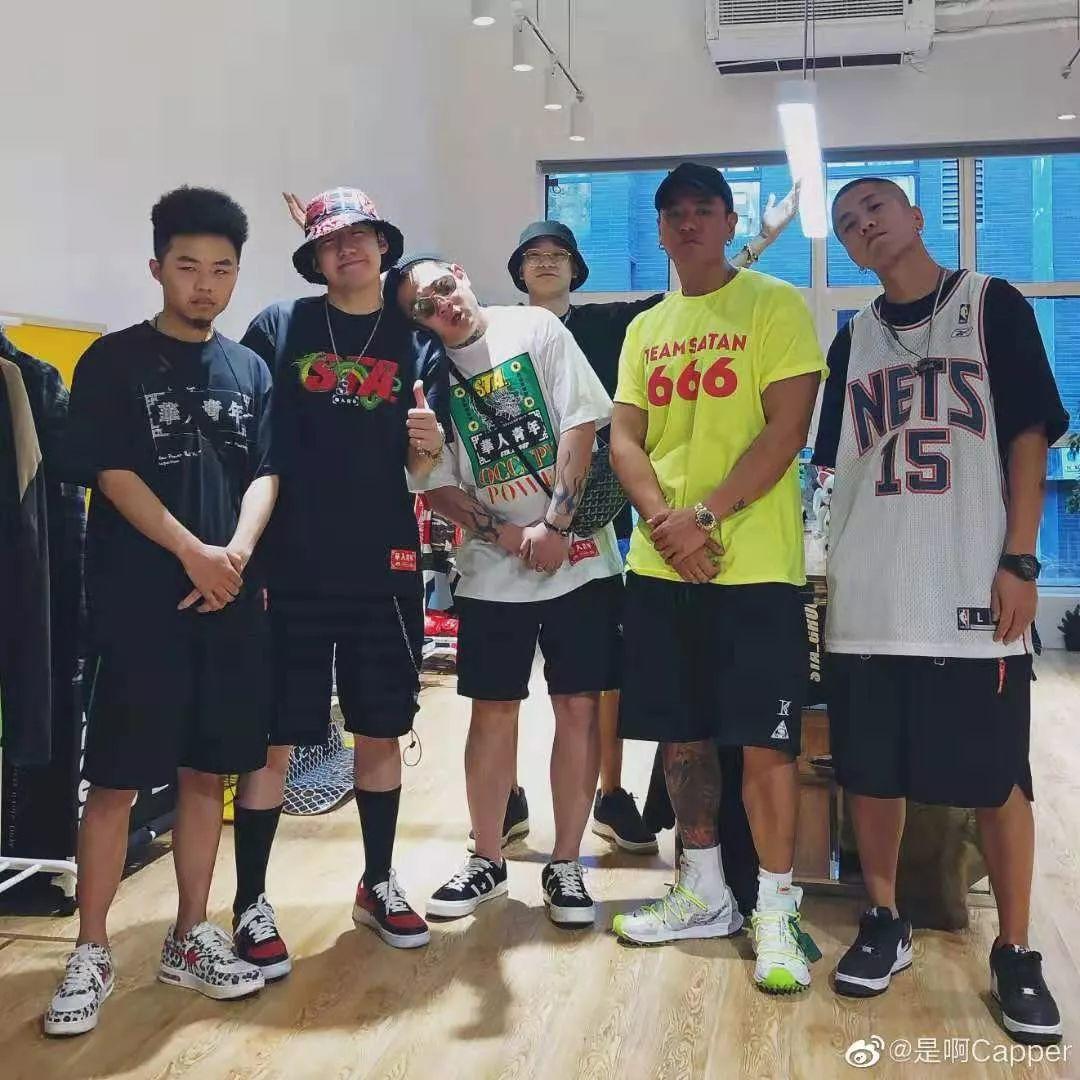 大傻穿上丝绸 AF 1,“冷门代表”吴亦凡上脚 AJ 4 白银 | 第13张 | 嘻哈中国 大傻穿上丝绸 AF 1,“冷门代表”吴亦凡上脚 AJ 4 白银 | 第13张