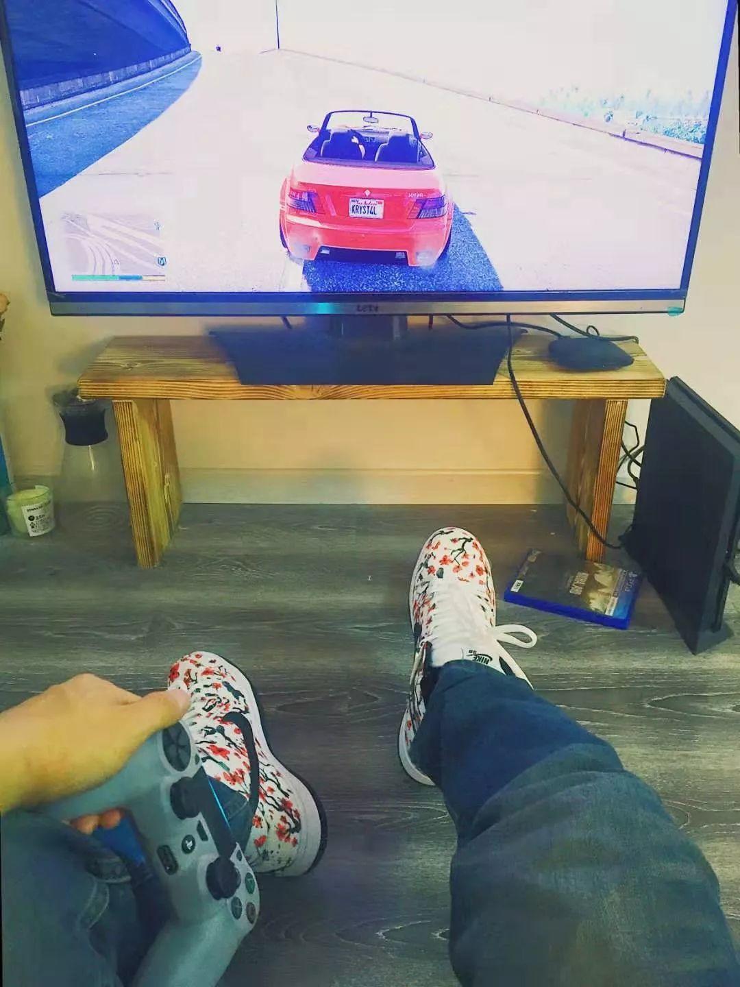 大傻穿上丝绸 AF 1,“冷门代表”吴亦凡上脚 AJ 4 白银 | 第18张 | 嘻哈中国 大傻穿上丝绸 AF 1,“冷门代表”吴亦凡上脚 AJ 4 白银 | 第18张