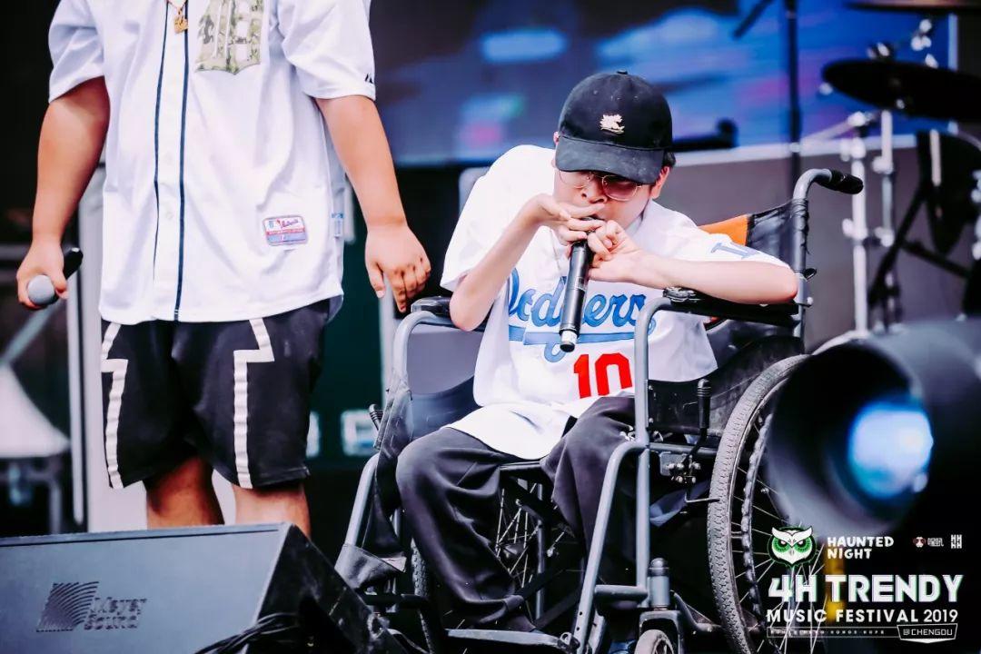 轮椅上的Rapper一首《毒》，让你选择背离多少黑暗