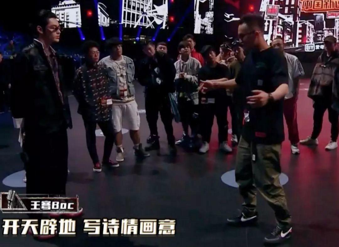 大傻穿上丝绸 AF 1,“冷门代表”吴亦凡上脚 AJ 4 白银 | 第24张 | 嘻哈中国 大傻穿上丝绸 AF 1,“冷门代表”吴亦凡上脚 AJ 4 白银 | 第24张