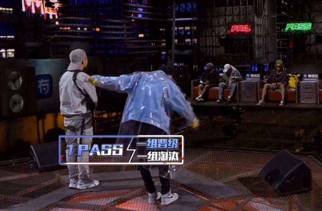 第五期:“选你是你的命”福克斯上脚倒闭Vapormax,“彩虹弟弟”的Martine Rose和Bapesta很骚 | 第13张 | 嘻哈中国 第五期:“选你是你的命”福克斯上脚倒闭Vapormax,“彩虹弟弟”的Martine Rose和Bapesta很骚 | 第13张