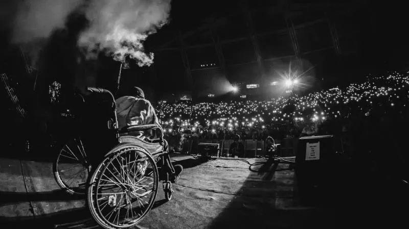 轮椅上的Rapper一首《毒》，让你选择背离多少黑暗