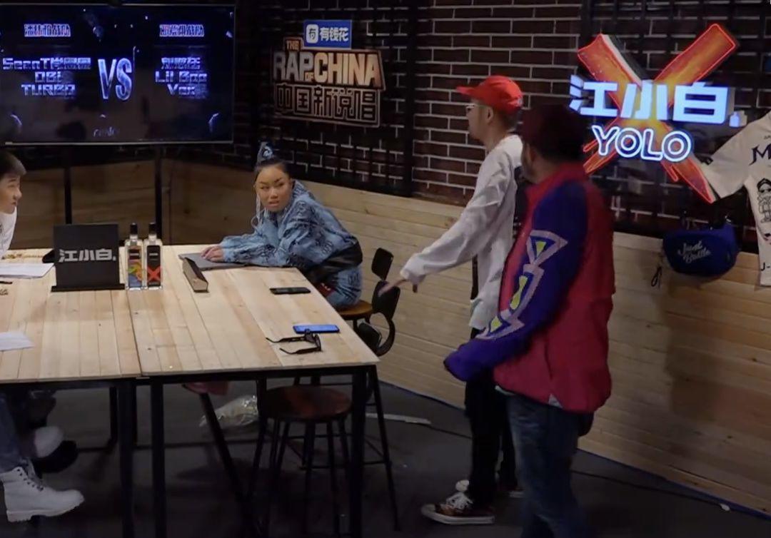 大傻穿上丝绸 AF 1,“冷门代表”吴亦凡上脚 AJ 4 白银 | 第3张 | 嘻哈中国 大傻穿上丝绸 AF 1,“冷门代表”吴亦凡上脚 AJ 4 白银 | 第3张