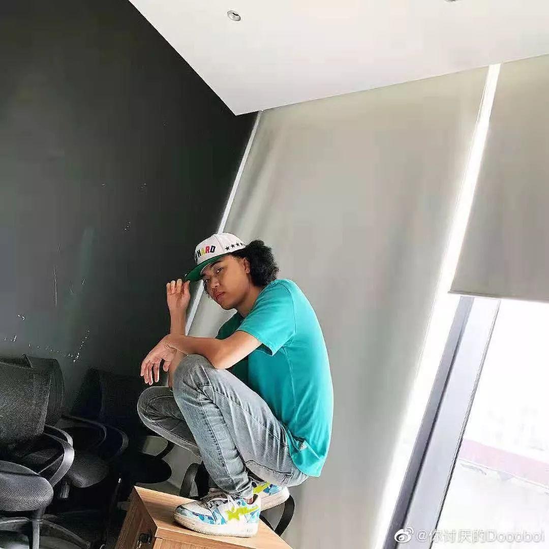 大傻穿上丝绸 AF 1,“冷门代表”吴亦凡上脚 AJ 4 白银 | 第14张 | 嘻哈中国 大傻穿上丝绸 AF 1,“冷门代表”吴亦凡上脚 AJ 4 白银 | 第14张