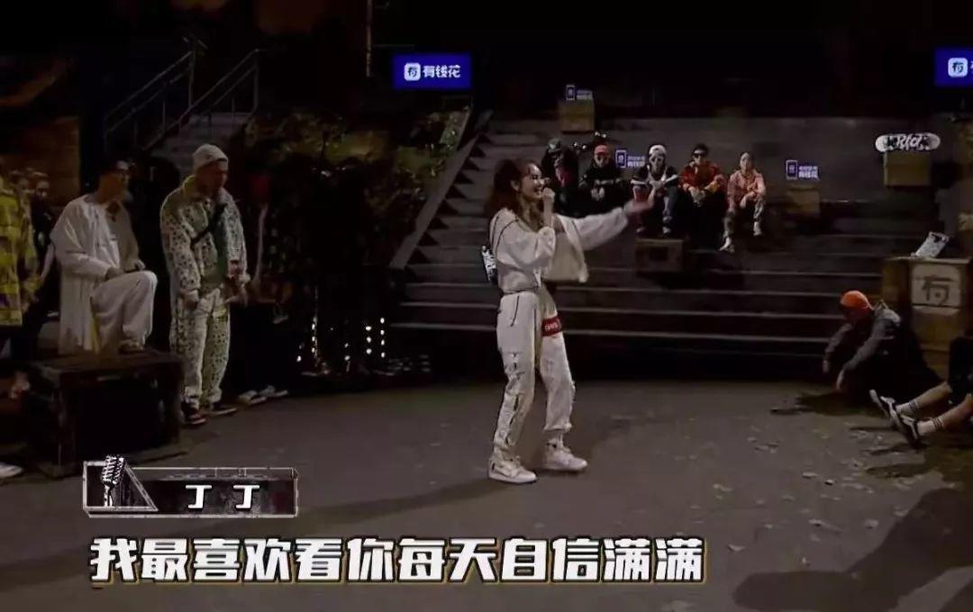 大傻穿上丝绸 AF 1,“冷门代表”吴亦凡上脚 AJ 4 白银 | 第25张 | 嘻哈中国 大傻穿上丝绸 AF 1,“冷门代表”吴亦凡上脚 AJ 4 白银 | 第25张