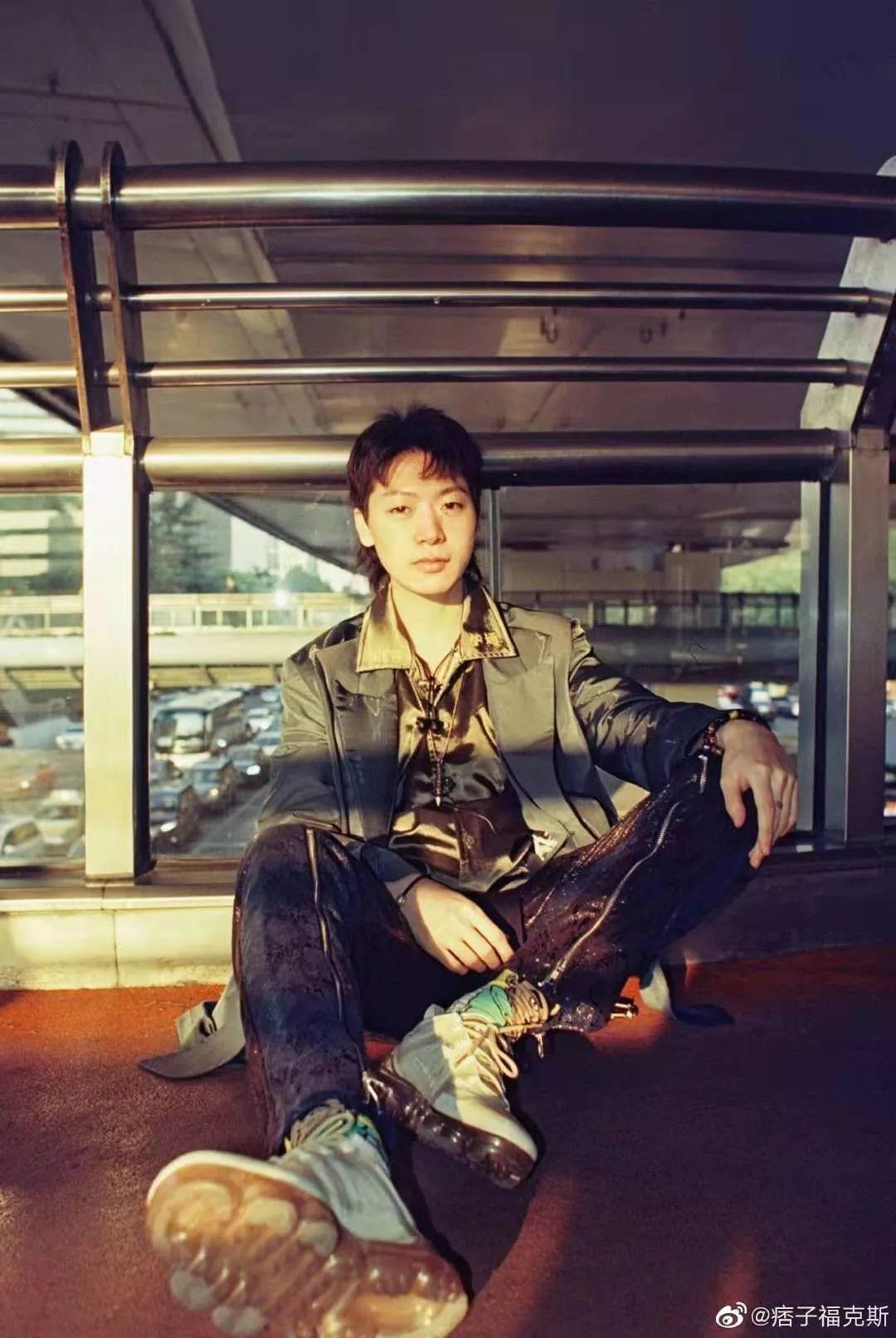 大傻穿上丝绸 AF 1,“冷门代表”吴亦凡上脚 AJ 4 白银 | 第16张 | 嘻哈中国 大傻穿上丝绸 AF 1,“冷门代表”吴亦凡上脚 AJ 4 白银 | 第16张