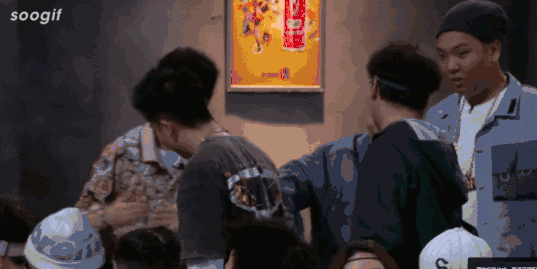 当代亚文化青年和嘻哈粉，是如何用手势交流的？