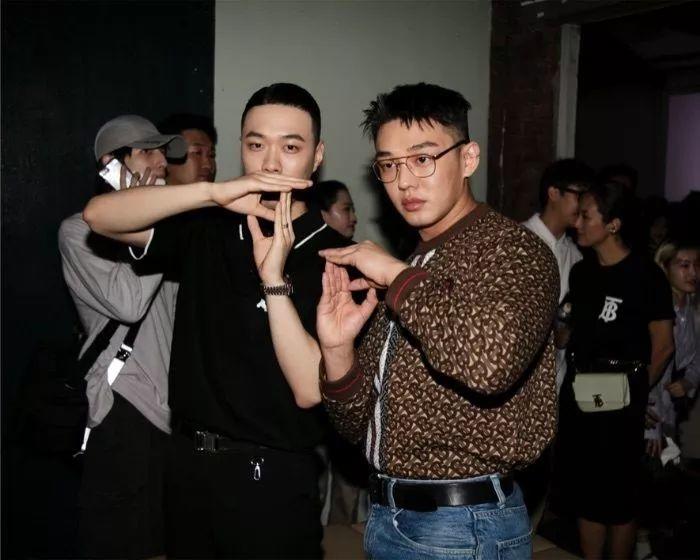 当代亚文化青年和嘻哈粉，是如何用手势交流的？