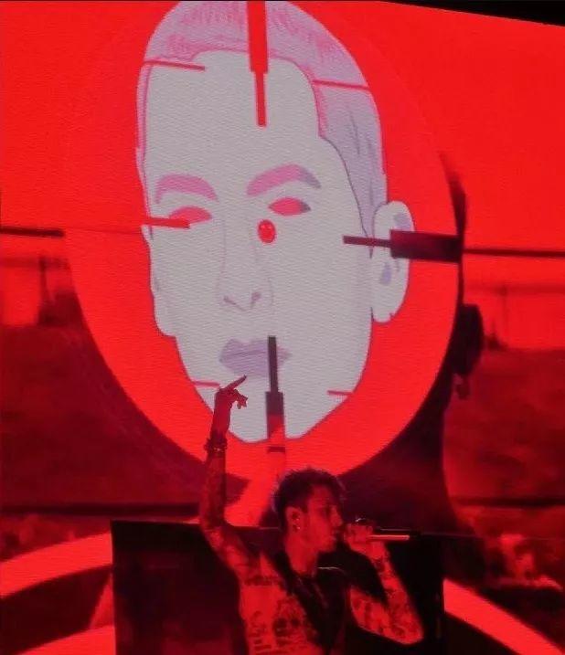 在演唱会上给Eminem立墓碑?这个白人Rapper想红想疯了 | 第3张 | 嘻哈中国 在演唱会上给Eminem立墓碑?这个白人Rapper想红想疯了 | 第3张