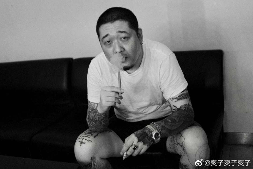 虽然百度百科标注隐藏那首《在北京》的作词人是爽子,但其实,真正的