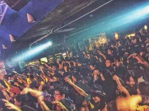 草粉还是被粉草，这些疯狂的女粉丝以爬上男Rapper的床为荣？