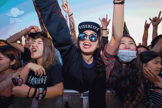 草粉还是被粉草，这些疯狂的女粉丝以爬上男Rapper的床为荣？