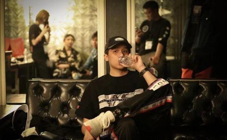 法老是如何从怼天怼地的杀人狂魔鼠尾草，变身成为一名保安的？