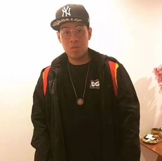 NoNo在南京卖保险，马思唯在郫县卖豆瓣酱，AR卖中华给GAI，就TY卖票给粉丝？