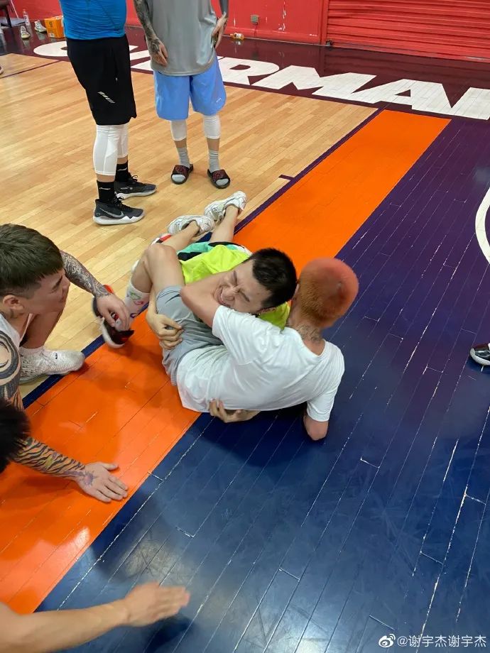 活死人和成都集团,谁才是中国第一沙雕厂牌? | 第25张 | 嘻哈中国 活死人和成都集团,谁才是中国第一沙雕厂牌? | 第25张