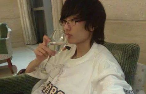 在成为“华语乐坛的良心”之前,许嵩也曾是那个“怼人不倦”的Vae | 第7张 | 嘻哈中国 在成为“华语乐坛的良心”之前,许嵩也曾是那个“怼人不倦”的Vae | 第7张