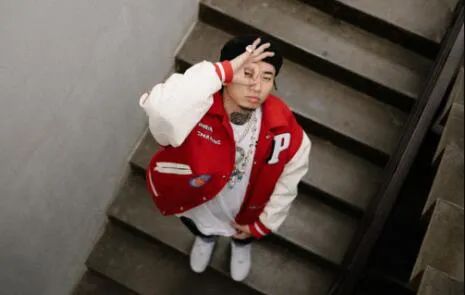 NoNo在南京卖保险，马思唯在郫县卖豆瓣酱，AR卖中华给GAI，就TY卖票给粉丝？