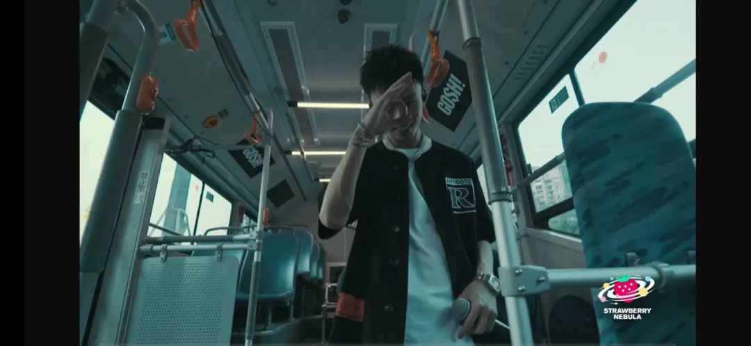 我花18块钱看了GOSH的线上演唱会，没想到他们拍了一部电影 | 第4张