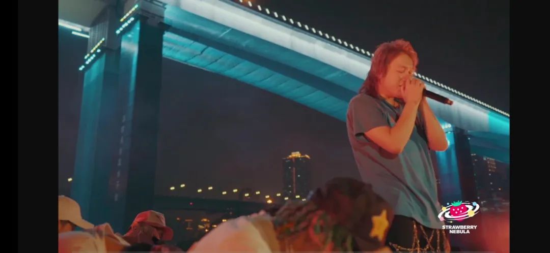 我花18块钱看了GOSH的线上演唱会，没想到他们拍了一部电影 | 第9张