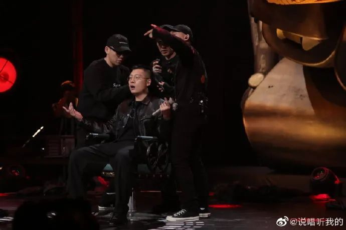 演出现场被队友剃成光头,导师点评环节连怼弹壳小鬼,秃子会是这期被网暴的对象吗? | 第5张 | 嘻哈中国 演出现场被队友剃成光头,导师点评环节连怼弹壳小鬼,秃子会是这期被网暴的对象吗? | 第5张