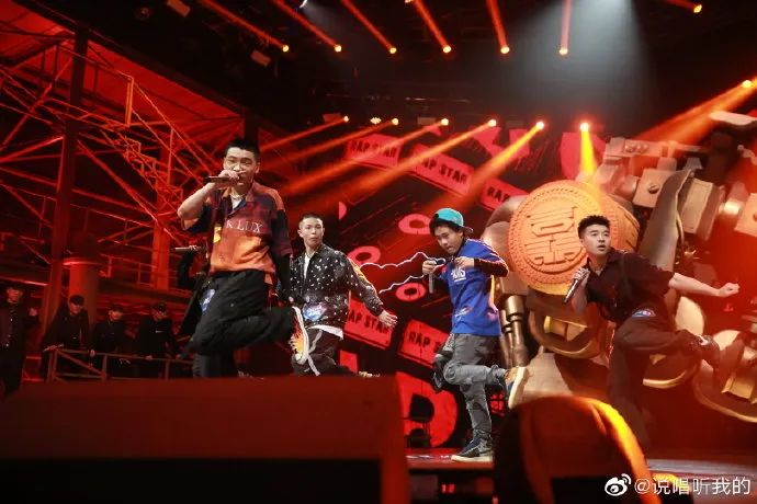 演出现场被队友剃成光头,导师点评环节连怼弹壳小鬼,秃子会是这期被网暴的对象吗? | 第4张 | 嘻哈中国 演出现场被队友剃成光头,导师点评环节连怼弹壳小鬼,秃子会是这期被网暴的对象吗? | 第4张