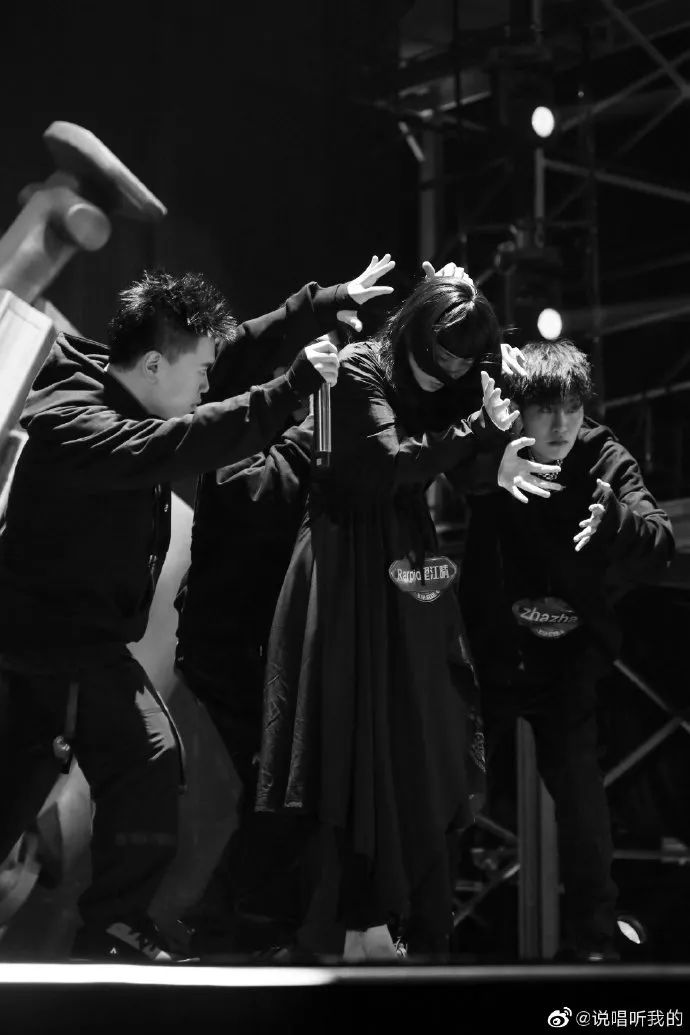 演出现场被队友剃成光头,导师点评环节连怼弹壳小鬼,秃子会是这期被网暴的对象吗? | 第17张 | 嘻哈中国 演出现场被队友剃成光头,导师点评环节连怼弹壳小鬼,秃子会是这期被网暴的对象吗? | 第17张