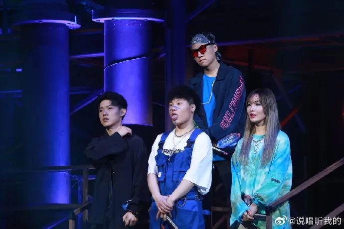 演出现场被队友剃成光头,导师点评环节连怼弹壳小鬼,秃子会是这期被网暴的对象吗? | 第14张 | 嘻哈中国 演出现场被队友剃成光头,导师点评环节连怼弹壳小鬼,秃子会是这期被网暴的对象吗? | 第14张