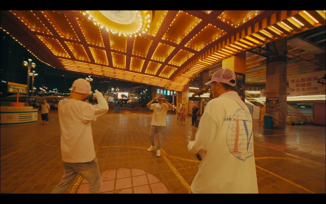 我花18块钱看了GOSH的线上演唱会，没想到他们拍了一部电影 | 第6张