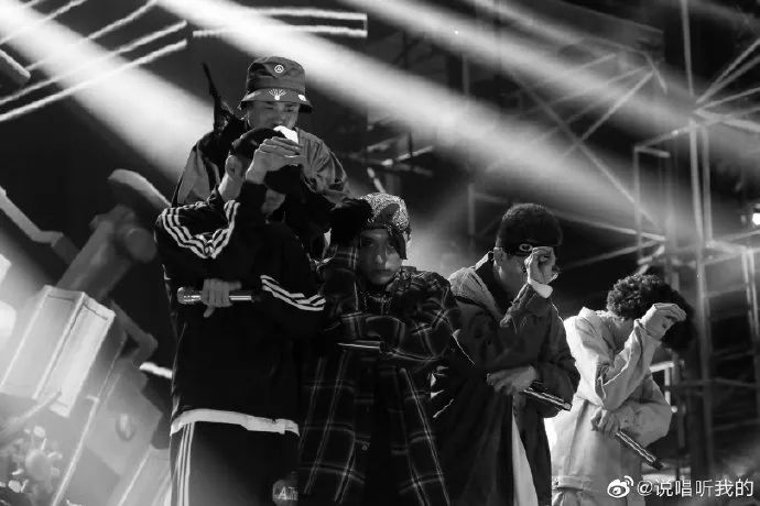 演出现场被队友剃成光头,导师点评环节连怼弹壳小鬼,秃子会是这期被网暴的对象吗? | 第16张 | 嘻哈中国 演出现场被队友剃成光头,导师点评环节连怼弹壳小鬼,秃子会是这期被网暴的对象吗? | 第16张