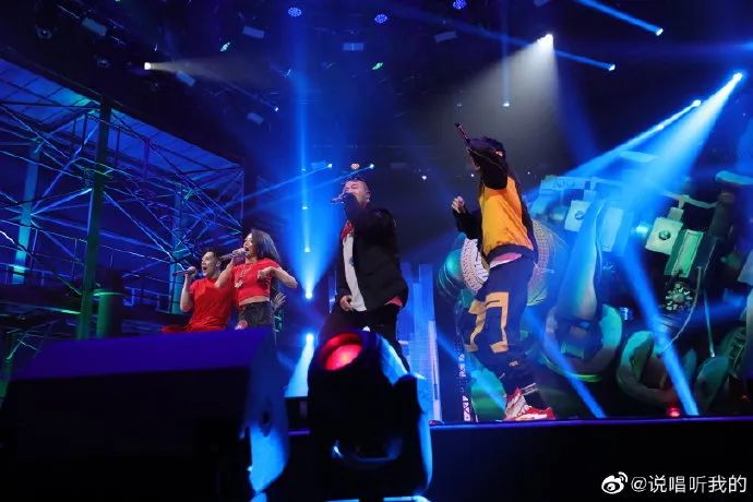 演出现场被队友剃成光头,导师点评环节连怼弹壳小鬼,秃子会是这期被网暴的对象吗? | 第15张 | 嘻哈中国 演出现场被队友剃成光头,导师点评环节连怼弹壳小鬼,秃子会是这期被网暴的对象吗? | 第15张