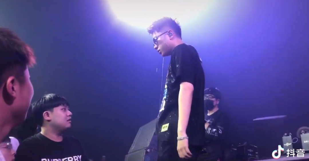 演出遭观众羞辱，王以太被喷一身香槟