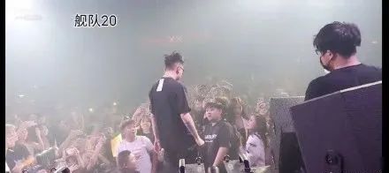 演出遭观众羞辱，王以太被喷一身香槟