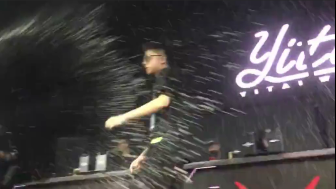 拿香槟喷王以太脸那个观众,下一步准备喷GAI | 第1张 | 嘻哈中国 拿香槟喷王以太脸那个观众,下一步准备喷GAI | 第1张