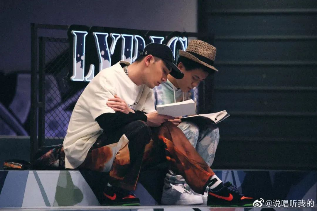 演出遭观众羞辱，王以太被喷一身香槟