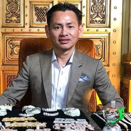 而在美国很多珠宝已经采用了机械化的制作,johnny认识到自己要去学