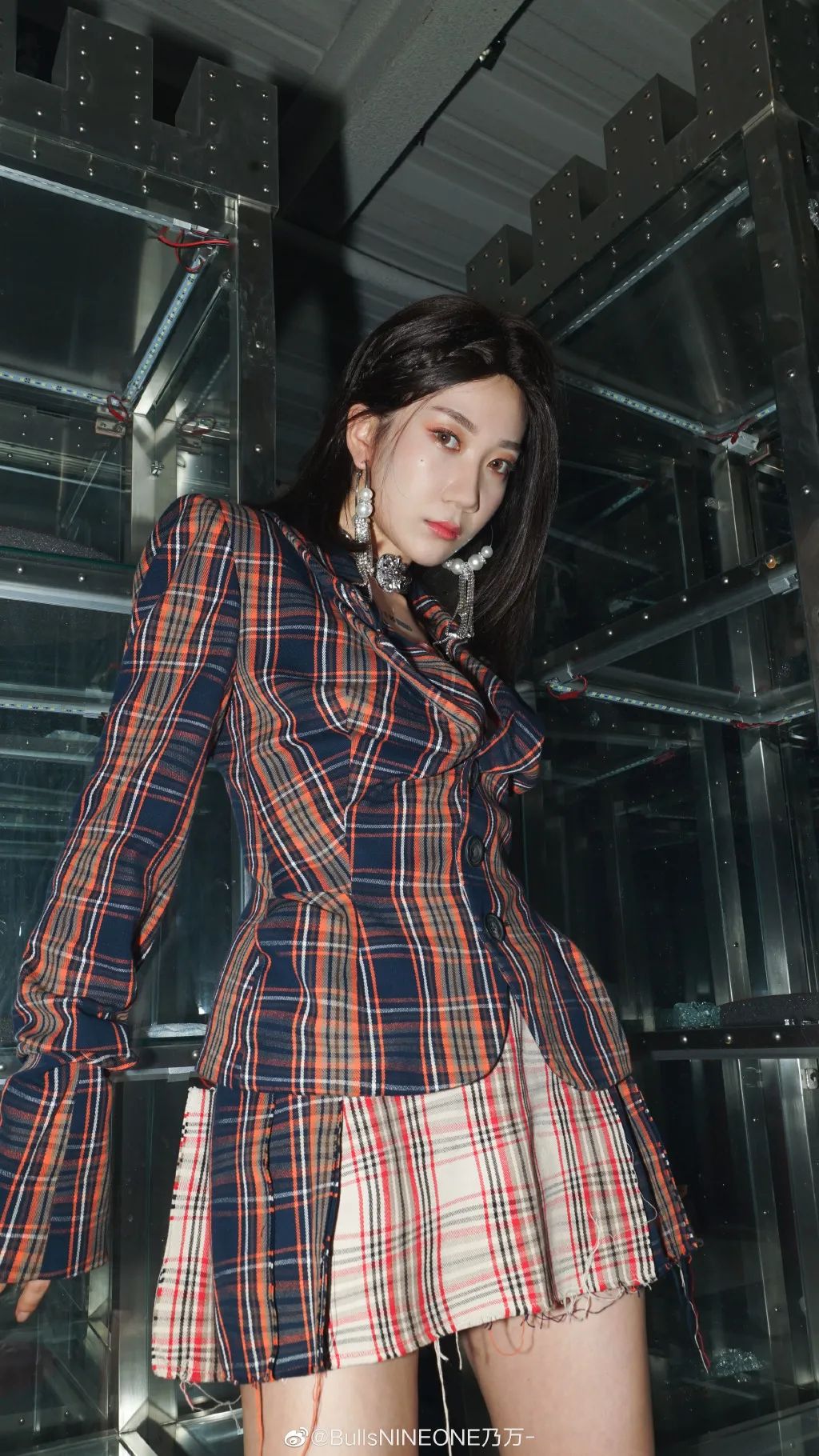 乃万已走上主流，但公司还在地下