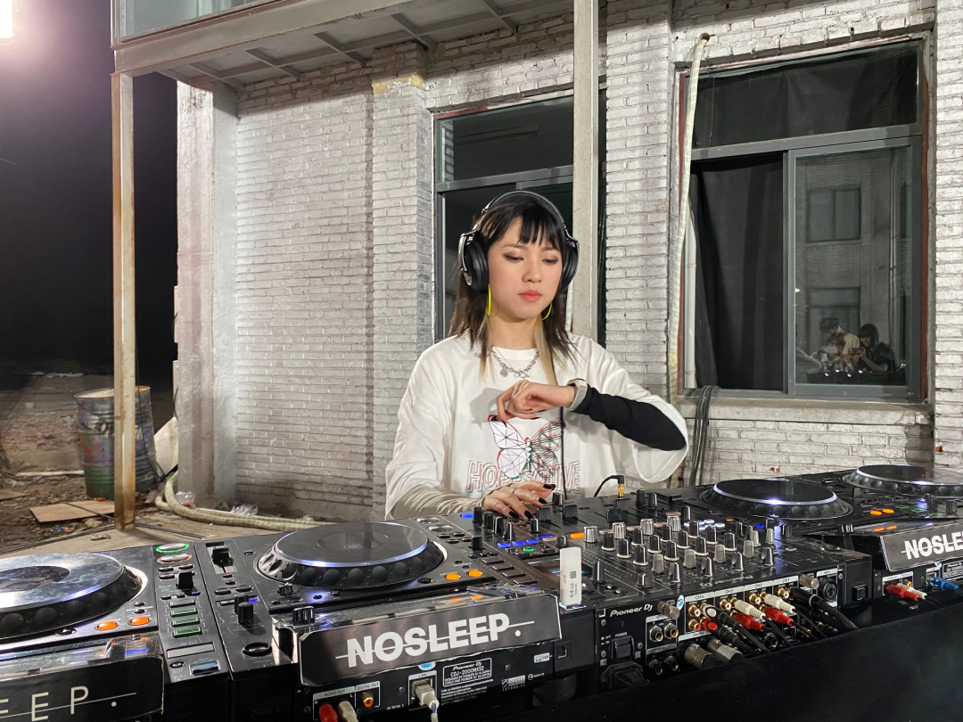 晋级引发争议、歌曲被骂吃性别红利，《说唱新世代》里的于贞到底做错了什么？ | 第15张