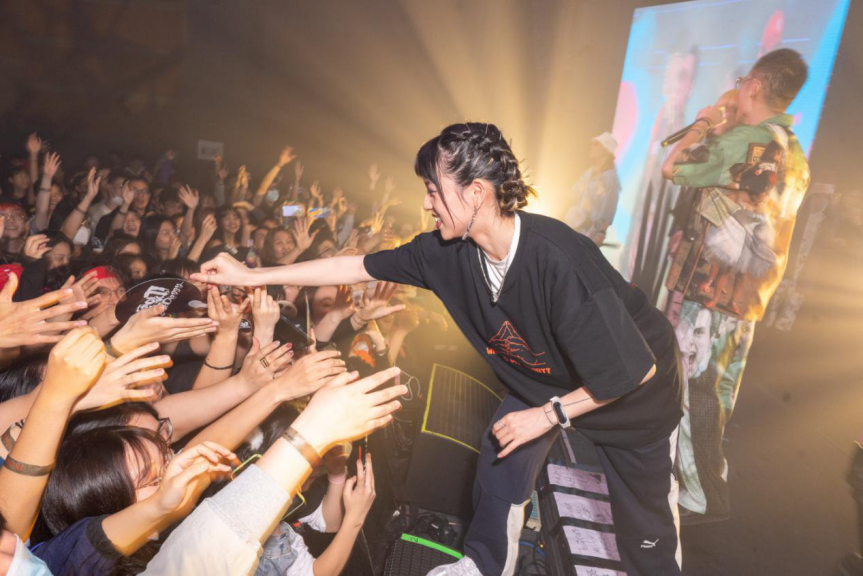 晋级引发争议、歌曲被骂吃性别红利，《说唱新世代》里的于贞到底做错了什么？ | 第10张