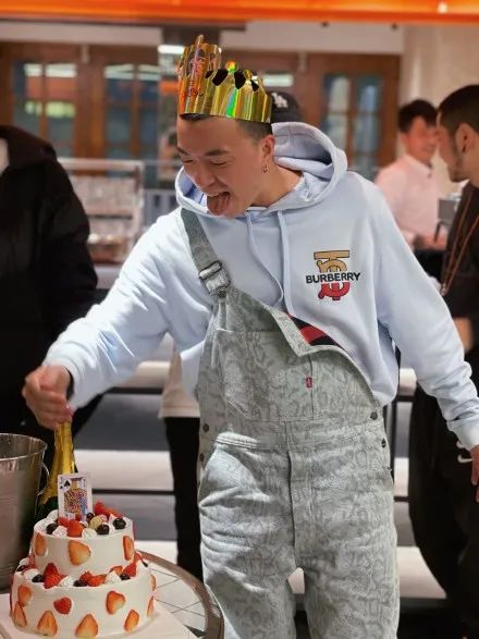 走向主流的乃万马思唯GAI杰尼Jony J,是把蛋糕做大?还是开出“畸形的花”? | 第8张 | 嘻哈中国 走向主流的乃万马思唯GAI杰尼Jony J,是把蛋糕做大?还是开出“畸形的花”? | 第8张