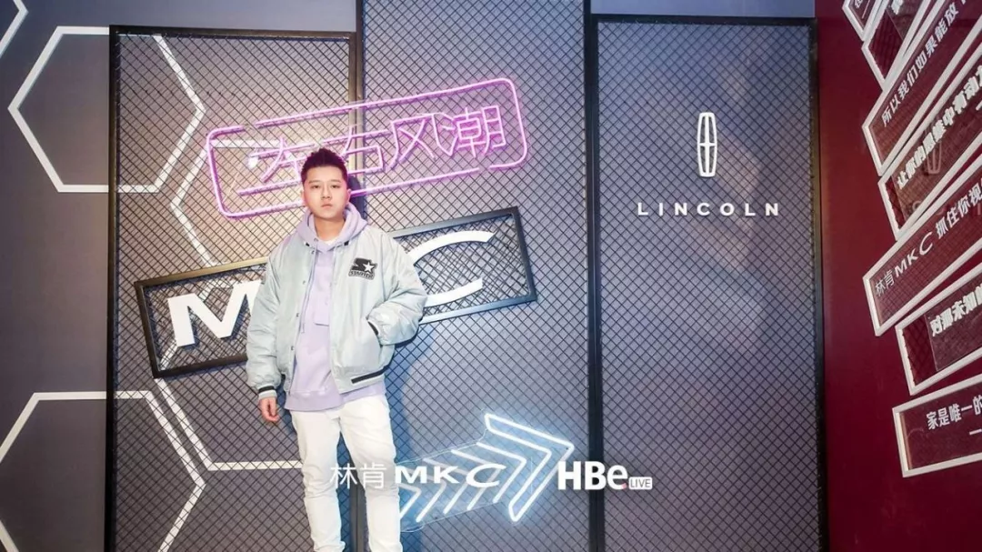 连续两年在颁奖典礼闪耀全场的王以太，这次居然当起了潮流夜店的老板！