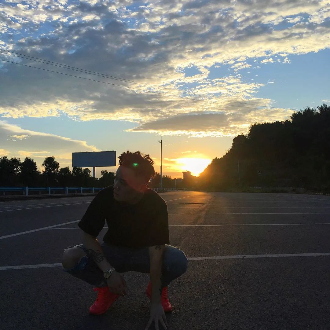 在CDC与CQC破冰之际，这位在新说唱大放异彩的成都街娃儿就约了GAI去重庆吃小面