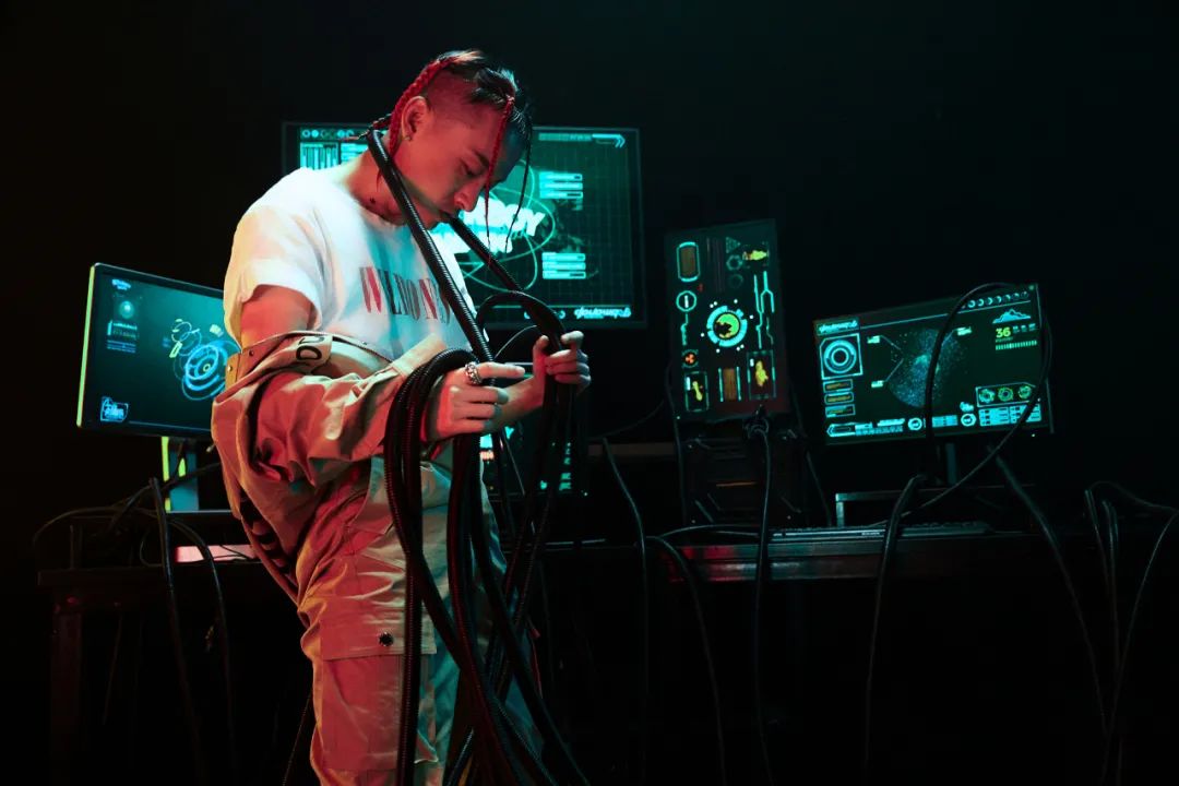 还记得《全部都是你》吗?唱英文的那位rapper出了张新专辑 | 第2张 | 嘻哈中国 还记得《全部都是你》吗?唱英文的那位rapper出了张新专辑 | 第2张