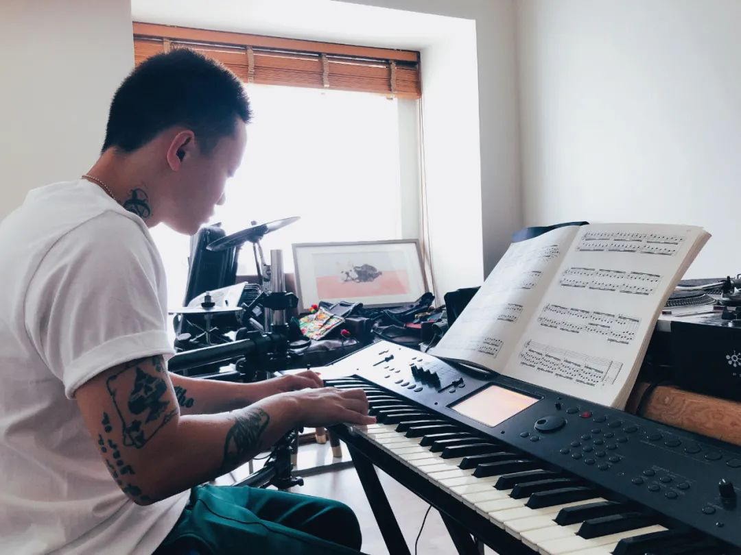 在CDC与CQC破冰之际，这位在新说唱大放异彩的成都街娃儿就约了GAI去重庆吃小面